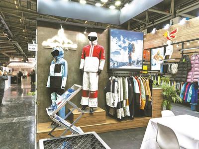 寧波頂峰戶外服飾產(chǎn)品展示區(qū)。(受訪者供圖)