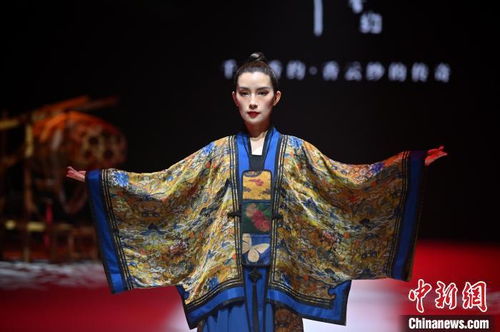 廣西南寧上演民族服飾時(shí)裝秀